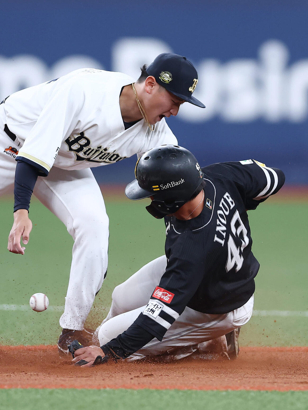 オリックス対ソフトバンク　2回表ソフトバンク1死一塁、二盗を決める井上。遊撃手紅林（撮影・前田充）