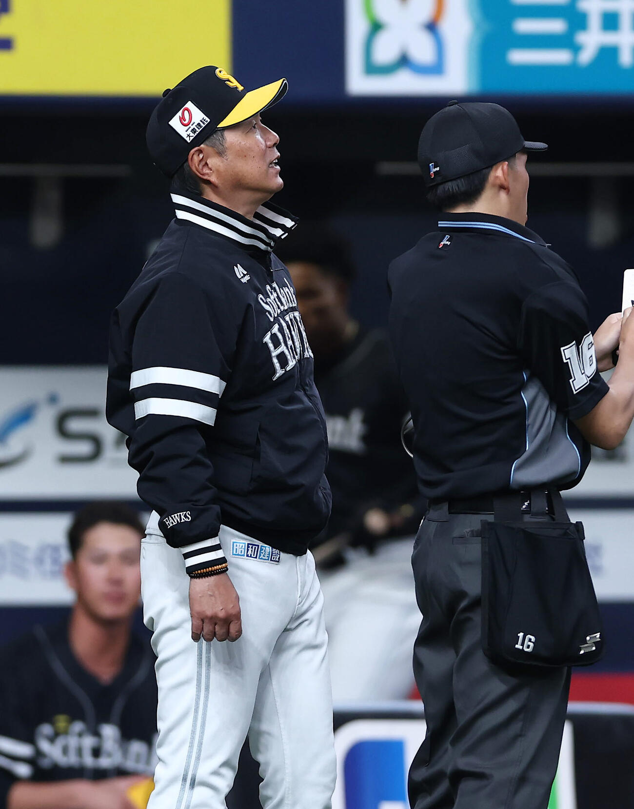 オリックス対ソフトバンク　7回表を終え、選手交代を告げるソフトバンク小久保監督（左）（撮影・前田充）