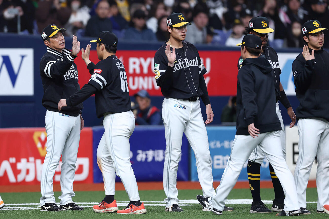 オリックス対ソフトバンク　オリックスに勝利しナインを出迎えるソフトバンク小久保監督（左端）（撮影・前田充）