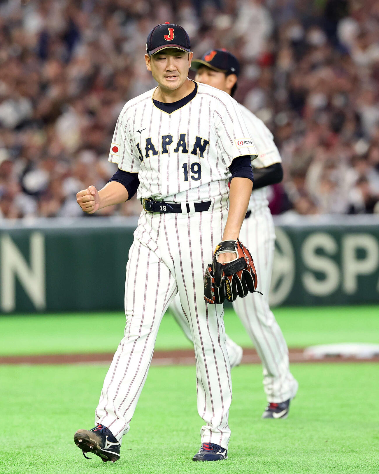 日本対オーストラリア　3回表オーストラリア1死一塁、ミードの打球を岡本（奥）が好守で併殺に仕留めガッツポーズする菅野（撮影・浅見桂子）