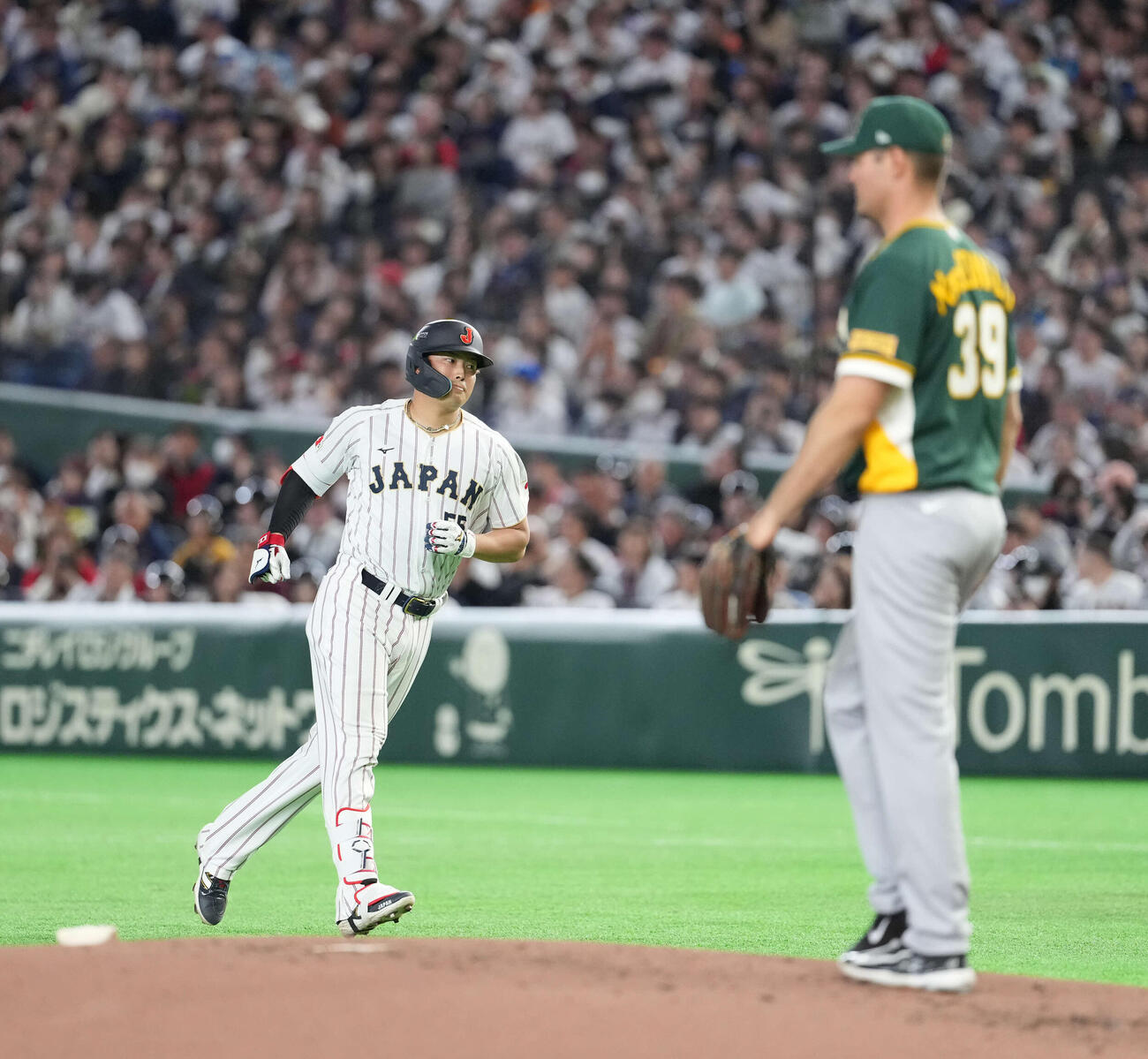 日本対オーストラリア　2回裏日本無死、左飛に終わる村上（撮影・井上学）