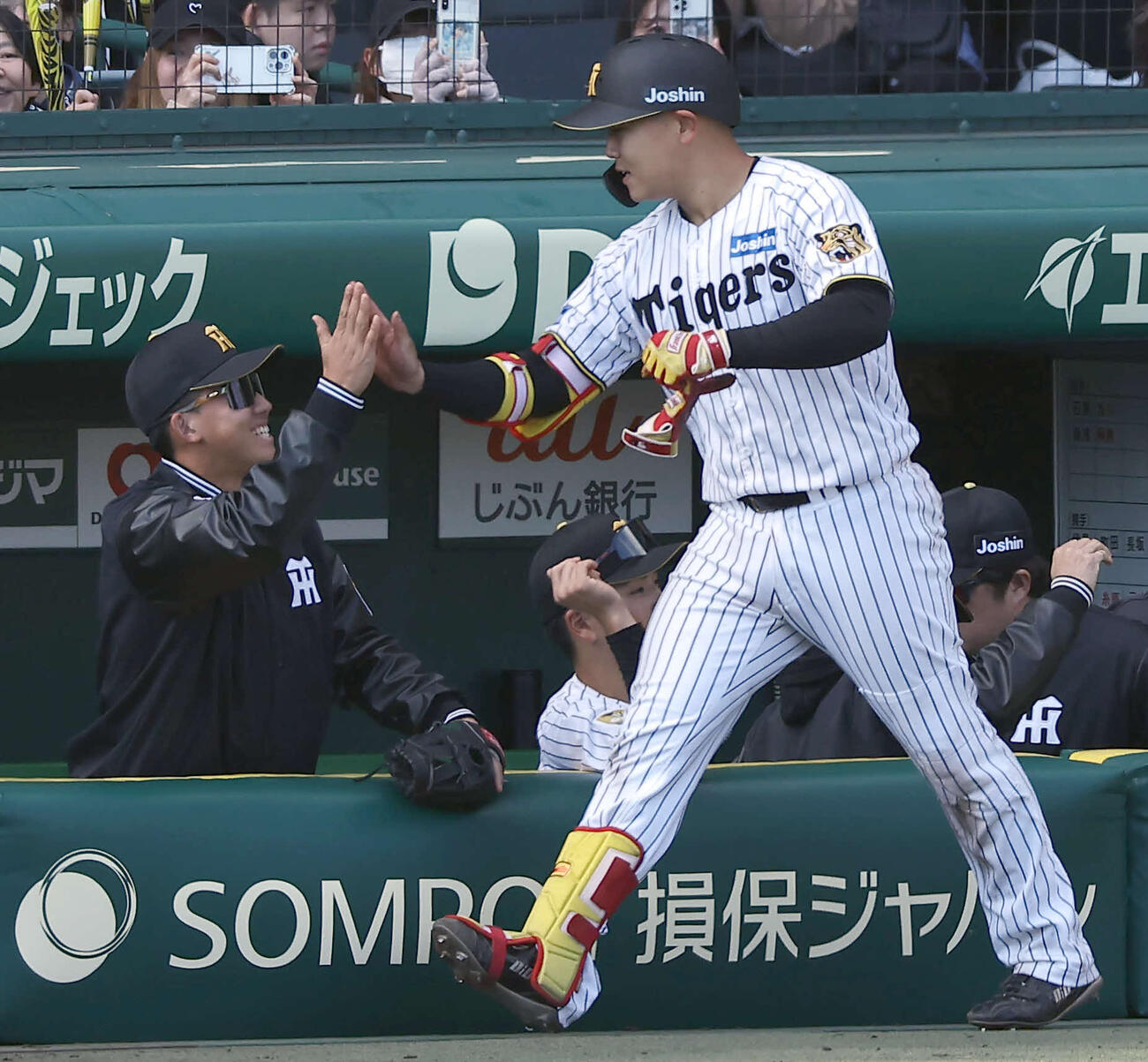 阪神対巨人　8回裏阪神1死、立石（左）は右越えソロ本塁打を放った嶋村をハイタッチで出迎える（撮影・上田博志）