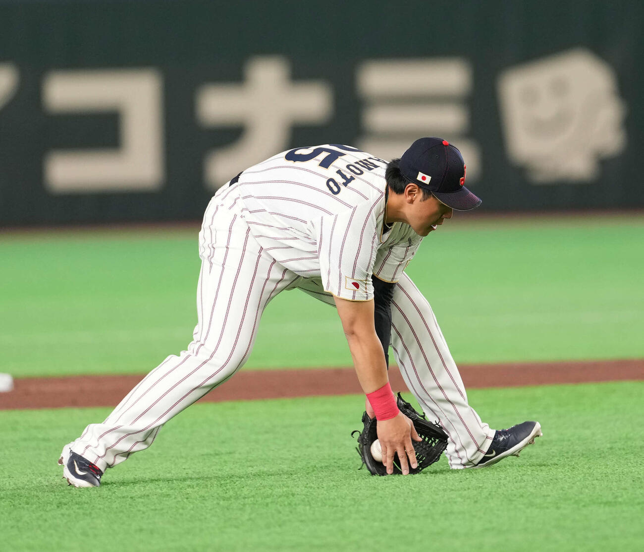 日本対オーストラリア　2回に三ゴロをさばく岡本（撮影・井上学）