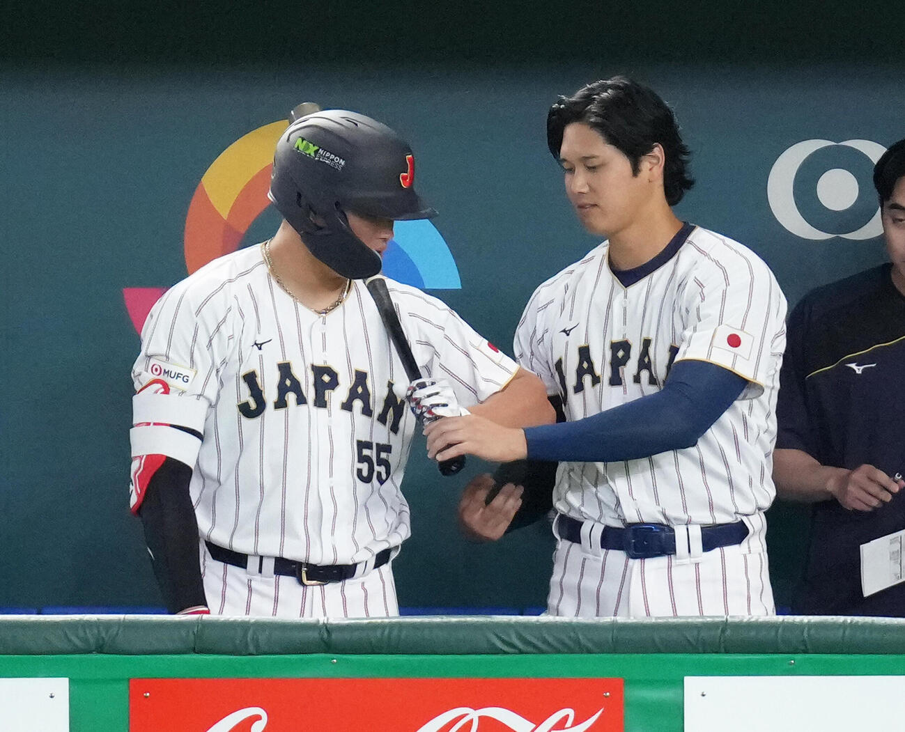 日本対オーストラリア　ベンチで打撃について話す村上（左）と大谷（撮影・足立雅史）