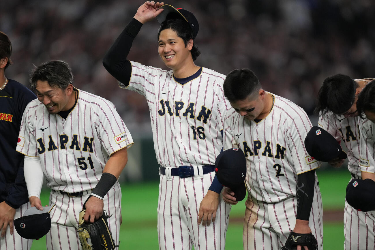 オーストラリアに勝利し笑顔であいさつする大谷翔平。左は鈴木誠也、右は牧（AP）