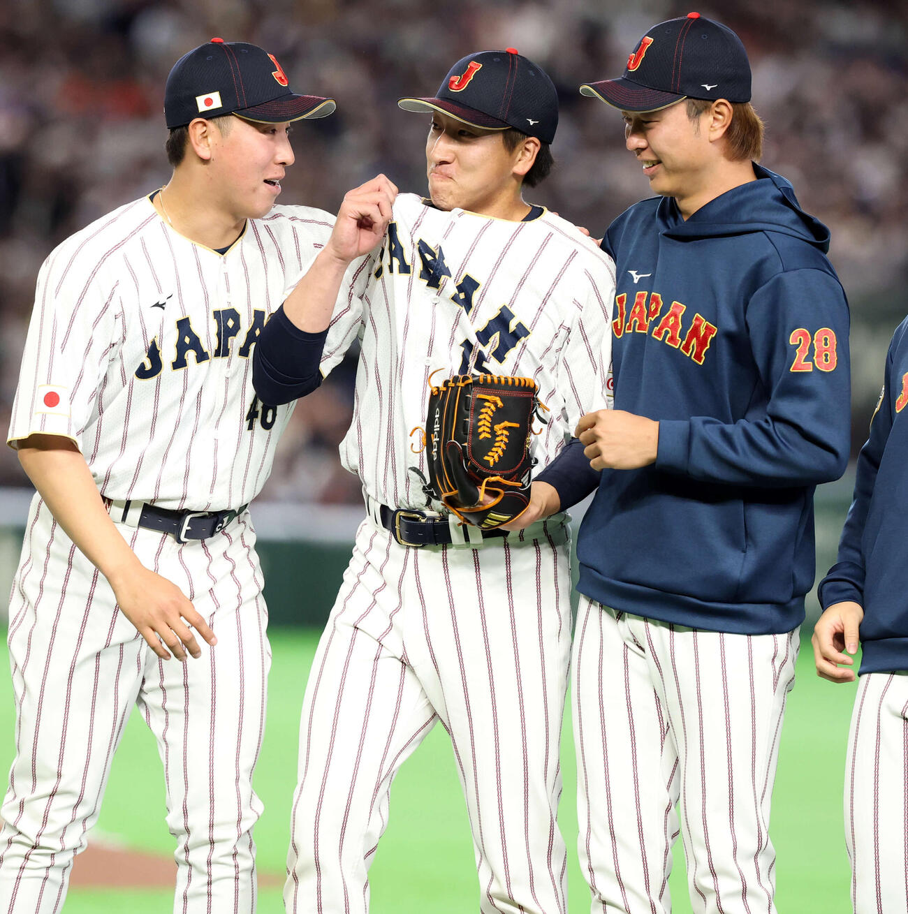 日本対オーストラリア　9回表オーストラリアの猛追を逃れ1位通過を決めたが、2失点の大勢（中央）は悔しそうな表情（撮影・浅見桂子）