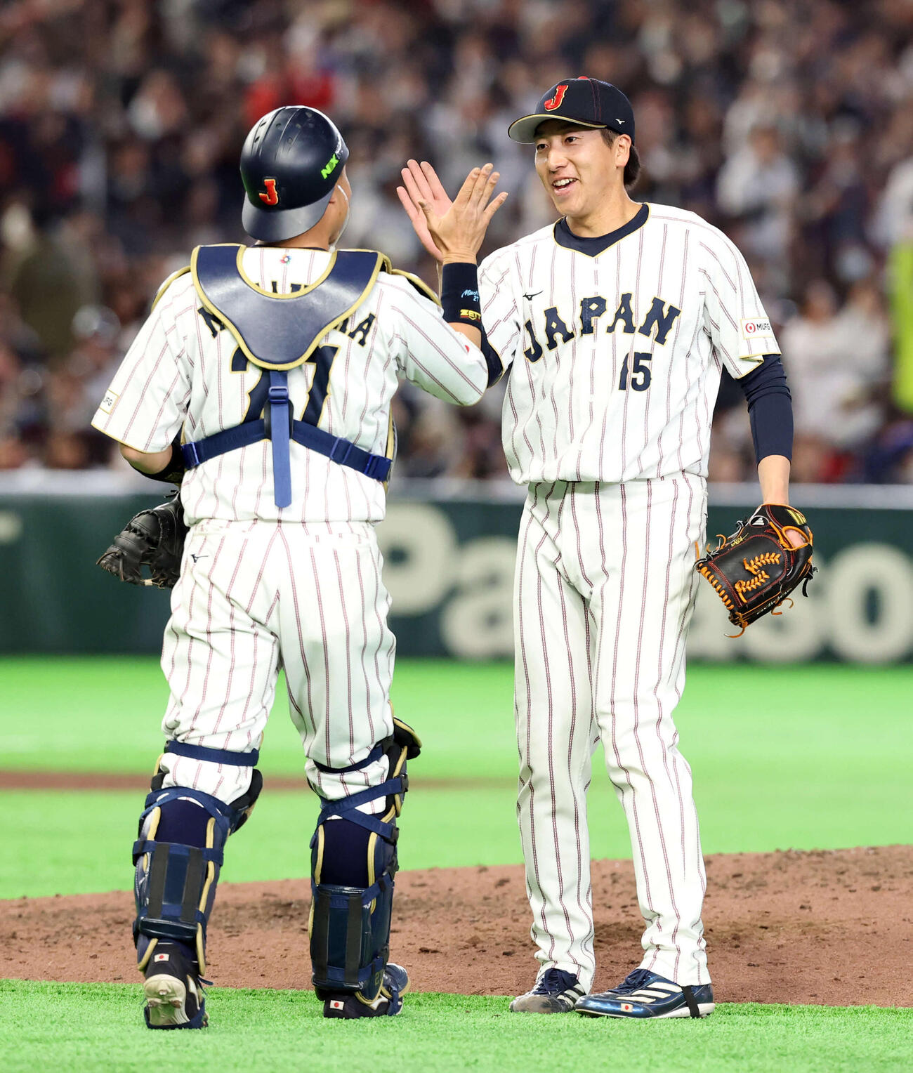 日本対オーストラリア　9回表オーストラリアの猛追を逃れ1位通過を決めた大勢（右）は中村とハイタッチ（撮影・浅見桂子）