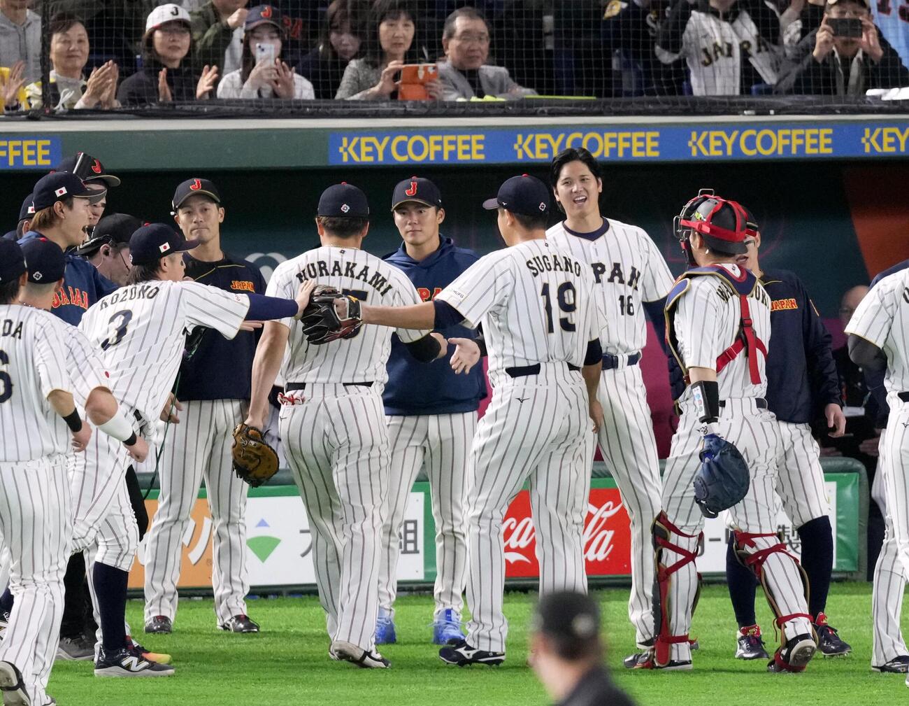 WBC1次リーグC組オーストラリア戦で、4回を投げ終えた菅野智之を迎える大谷翔平ら日本ベンチ（共同）