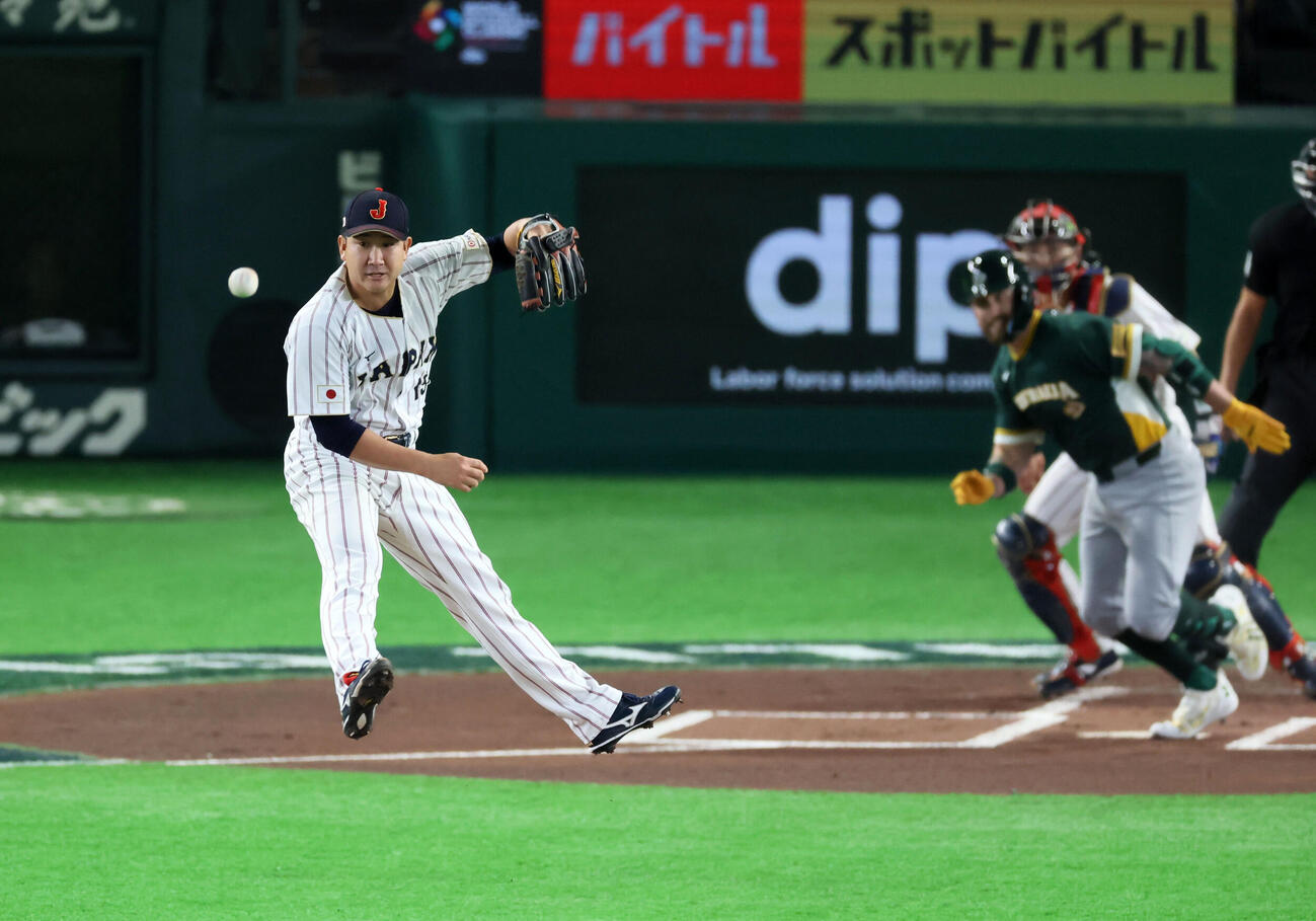 日本対オーストラリア　1回表オーストラリア2死、菅野はホワイトフィールドに中前打を許す（撮影・加藤哉）