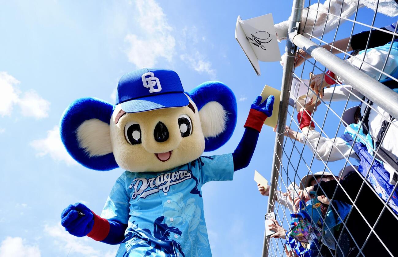 中日対ロッテ　ファンにサインするドアラ（撮影・江口和貴）