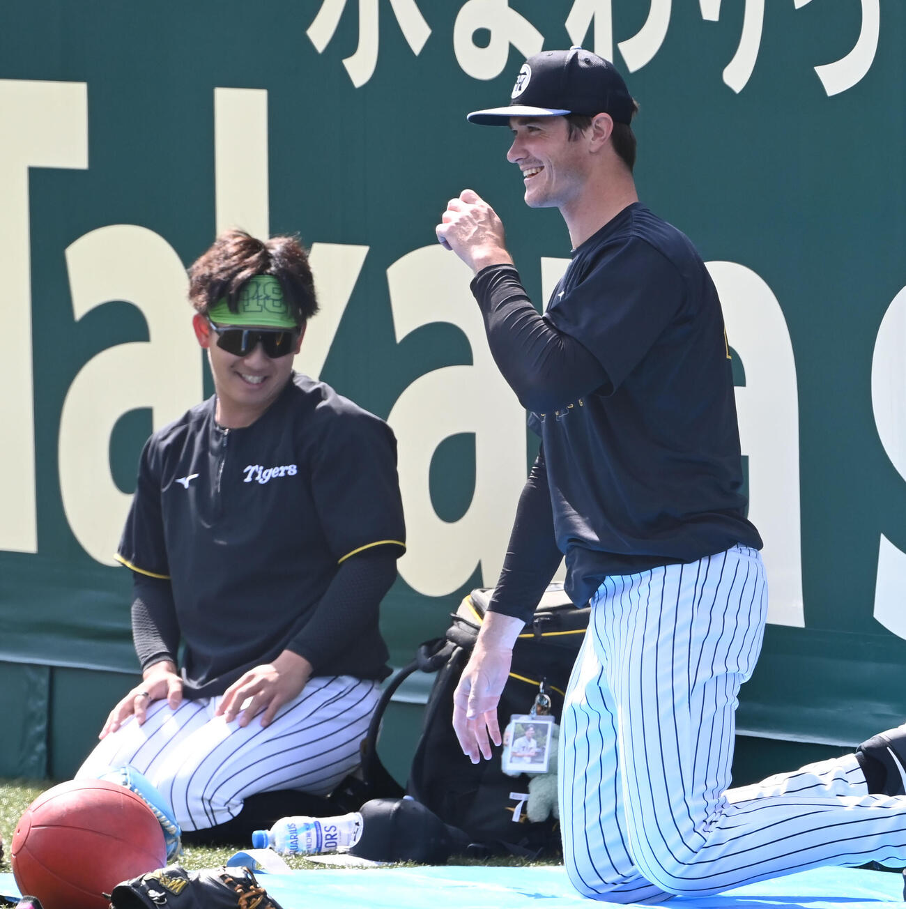 阪神伊原（左）に日本語を教えてもらう阪神ルーカス（撮影・石井愛子）