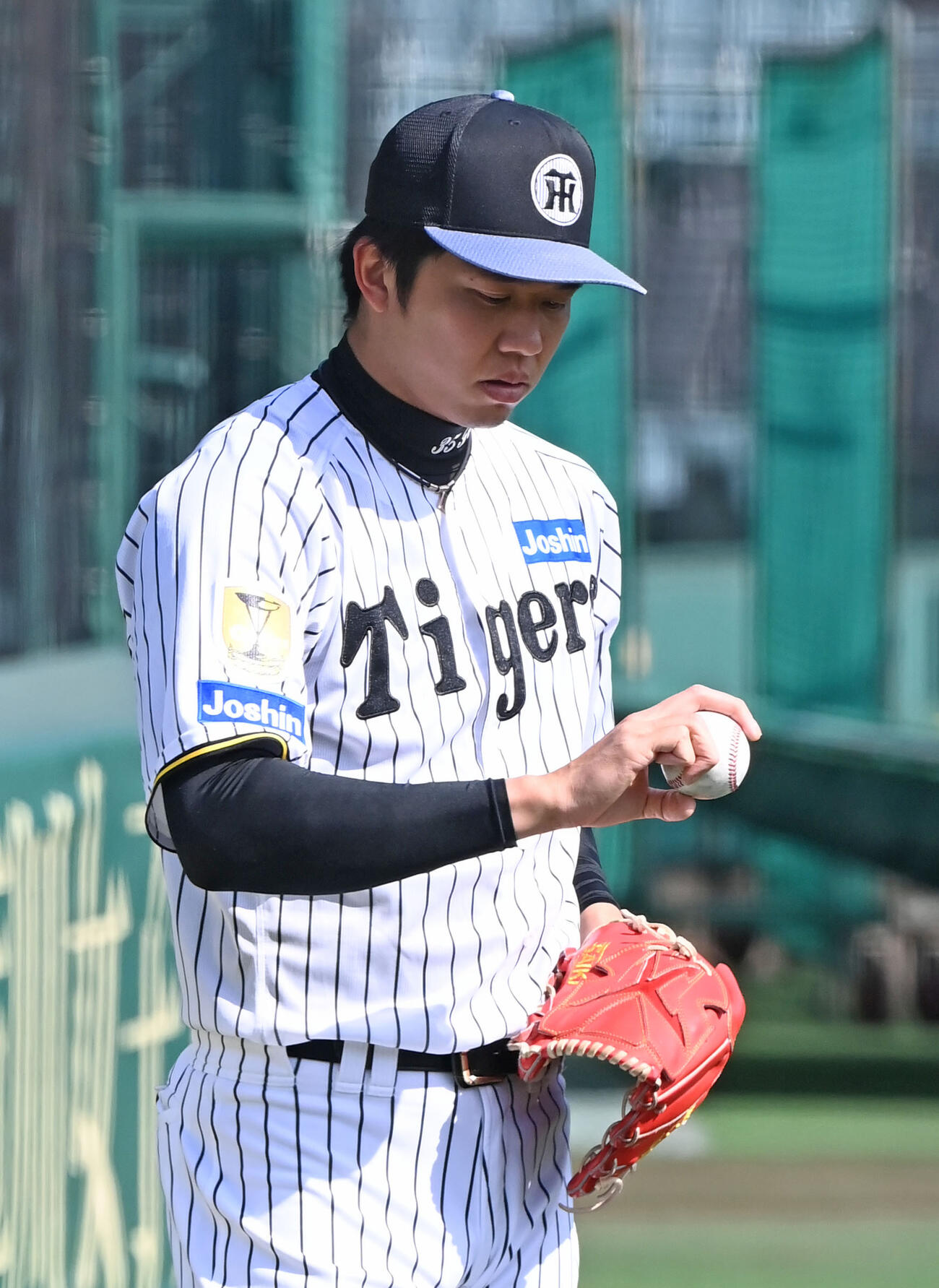握りを確認する阪神才木（撮影・石井愛子）