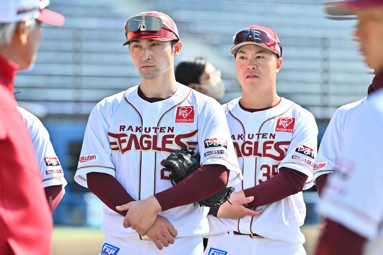 1軍に合流した楽天伊藤光（左）と渡辺佳（撮影・滝沢徹郎）