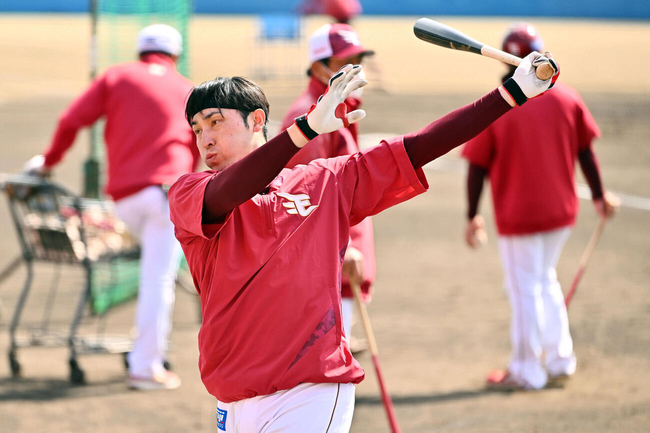 打撃練習をする楽天伊藤光（撮影・滝沢徹郎）