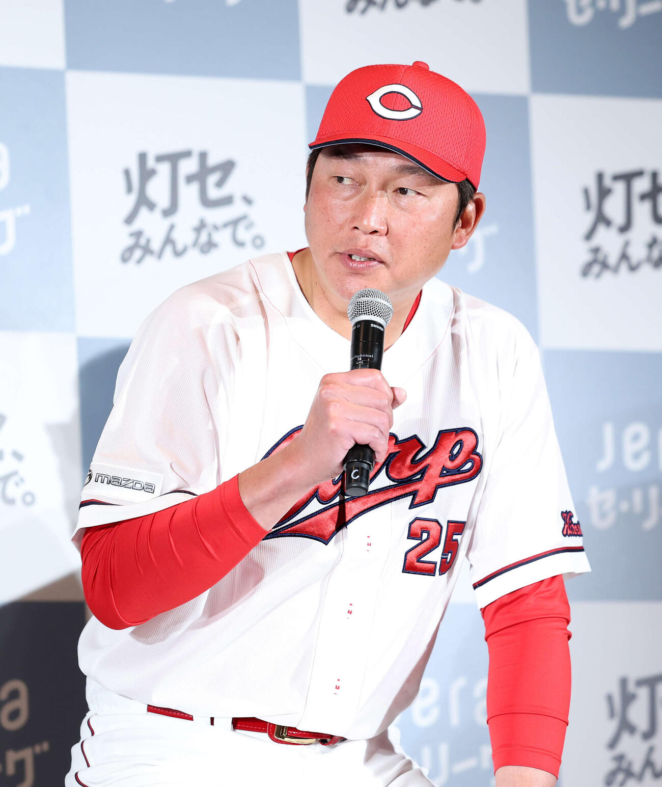 「灯セ、みんなで。」プロジェクト記者会見に臨む広島新井監督（撮影・鈴木正人）　
