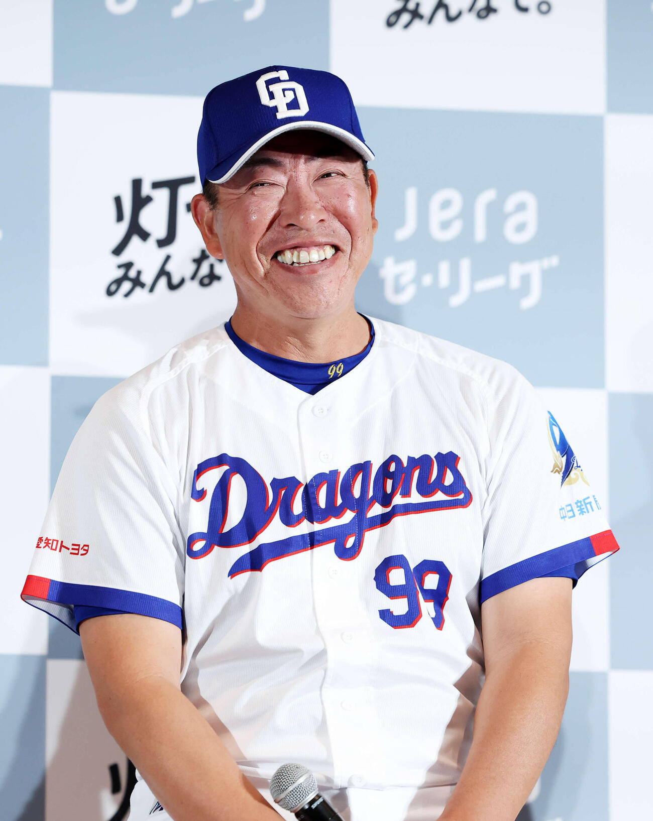 「灯セ、みんなで。」プロジェクト記者会見に臨む中日井上監督（撮影・鈴木正人）　