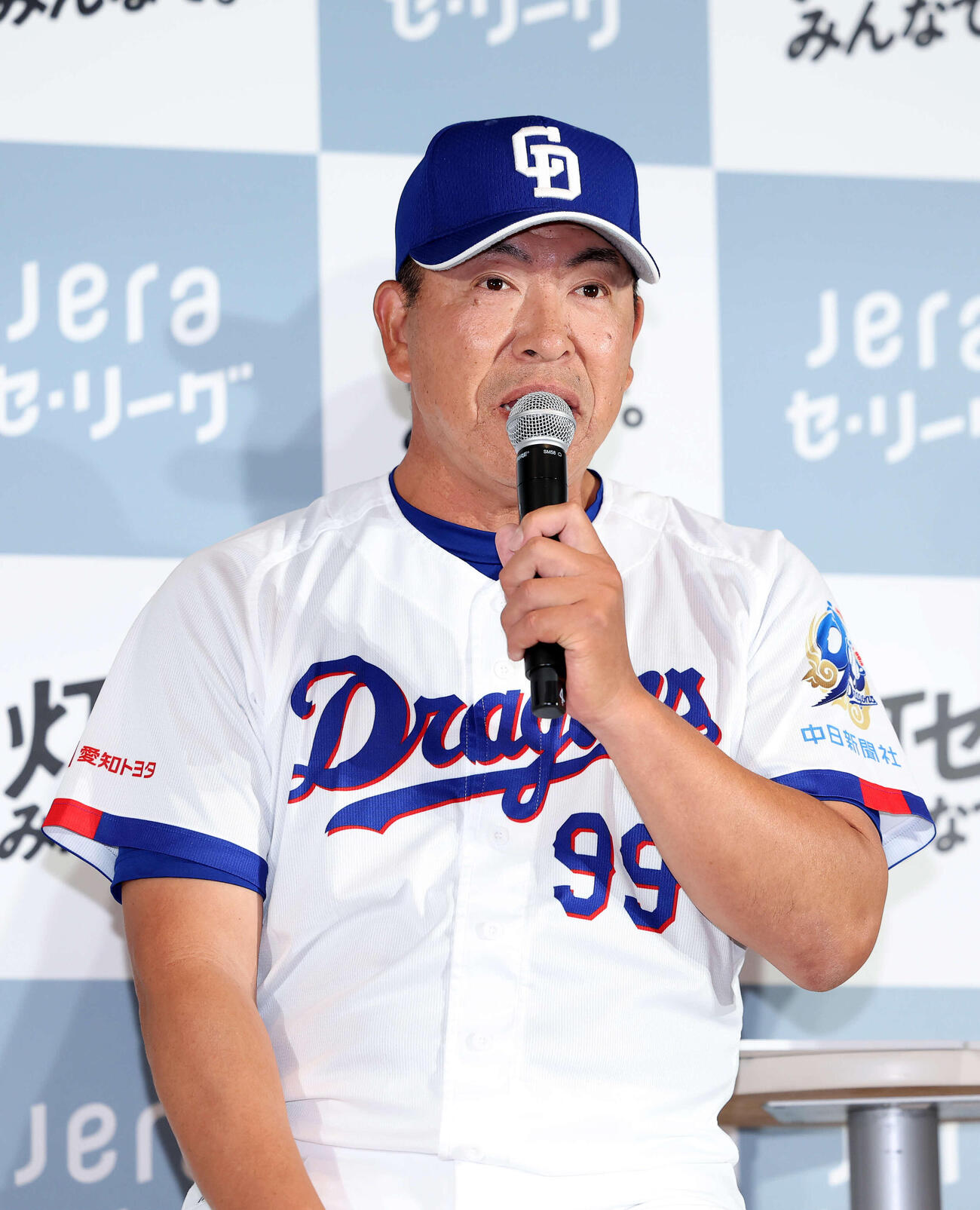 「灯セ、みんなで。」プロジェクト記者会見に臨む中日井上監督（撮影・鈴木正人）　