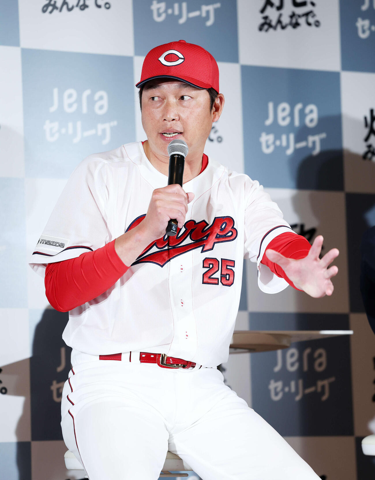 「灯セ、みんなで。」プロジェクト記者会見に臨む広島新井監督（撮影・鈴木正人）　