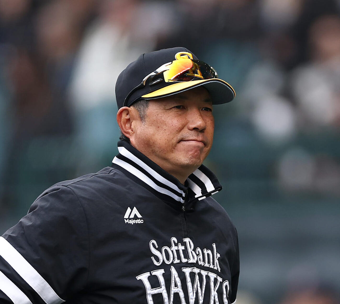 阪神対ソフトバンク　6回表を終え、選手交代を告げたソフトバンク小久保監督（撮影・前田充）