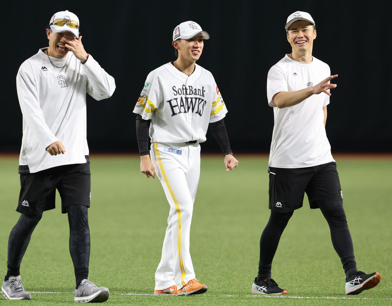 練習前に歩きながら体をほぐす左から上茶谷大、大津、松本晴（撮影・梅根麻紀）