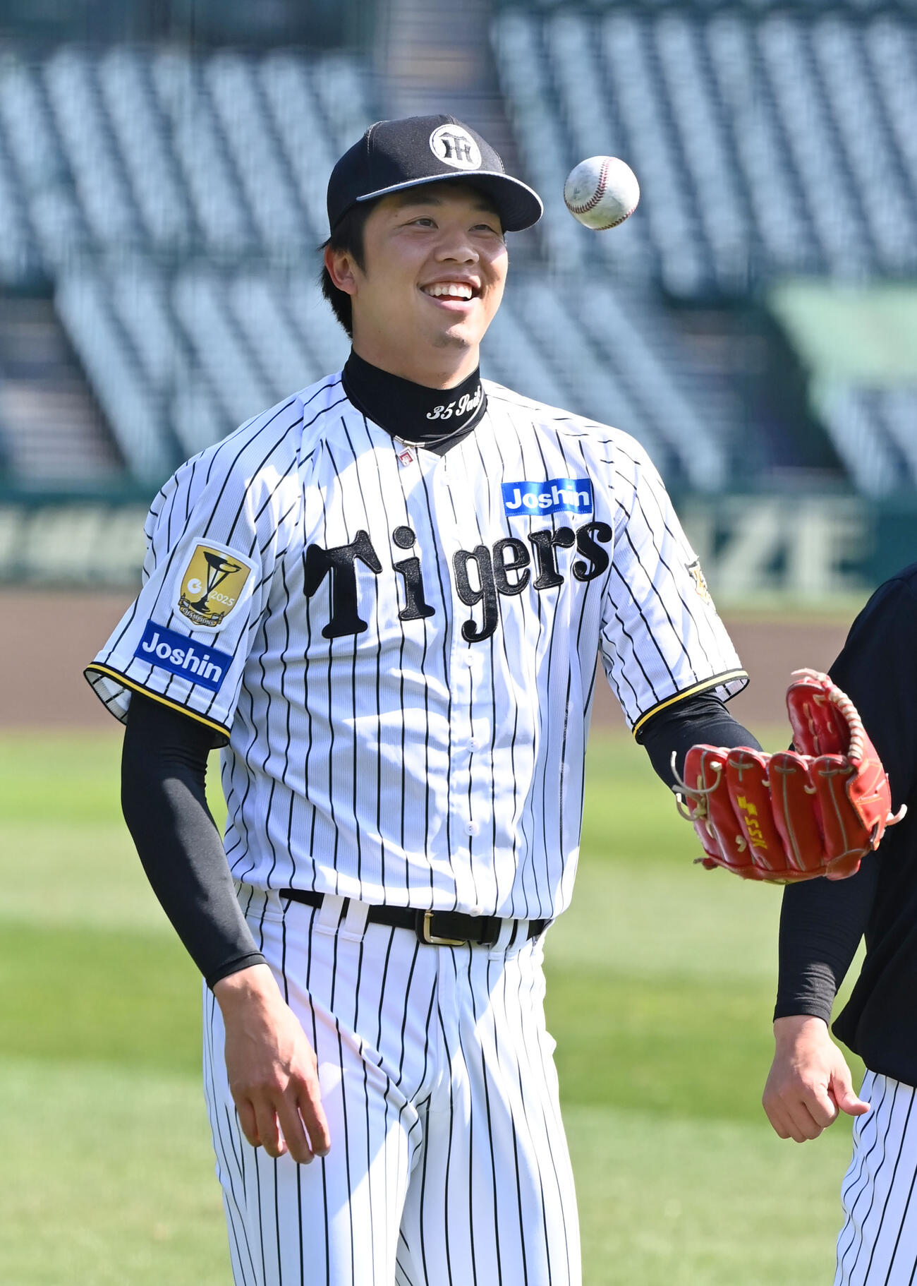 キャッチボールを終え笑顔を見せる阪神才木（撮影・石井愛子）