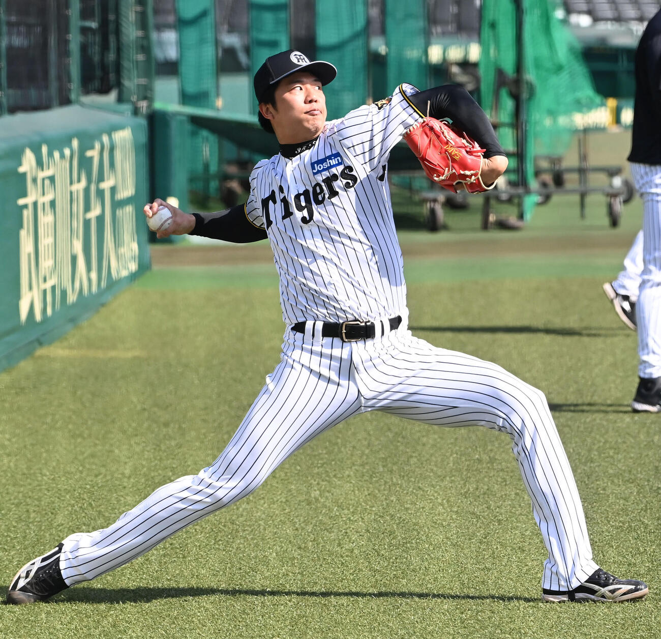 キャッチボールをする阪神才木（撮影・石井愛子）