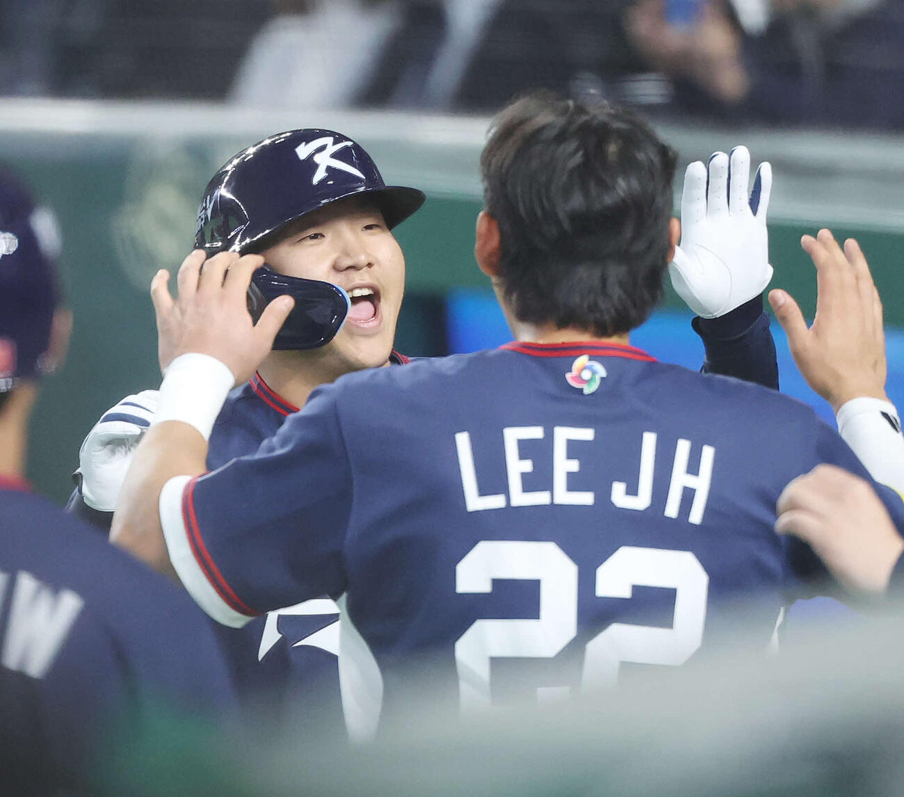 オーストラリア対韓国　2回表韓国無死一塁、右中間へ2点本塁打を放ちチームメートと喜ぶ文保景（撮影・宮地輝）