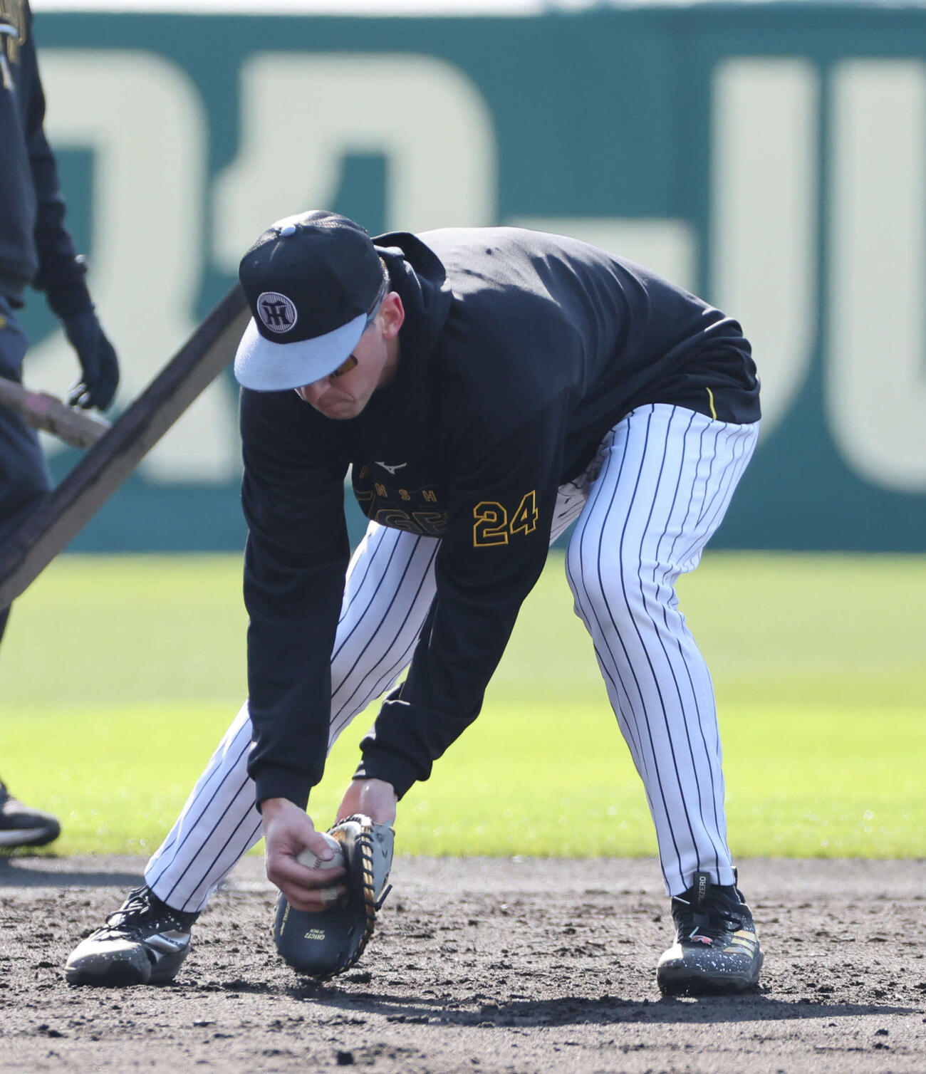 阪神対西武　試合前、練習用のグラブを使う阪神ディベイニー（撮影・西尾就之）