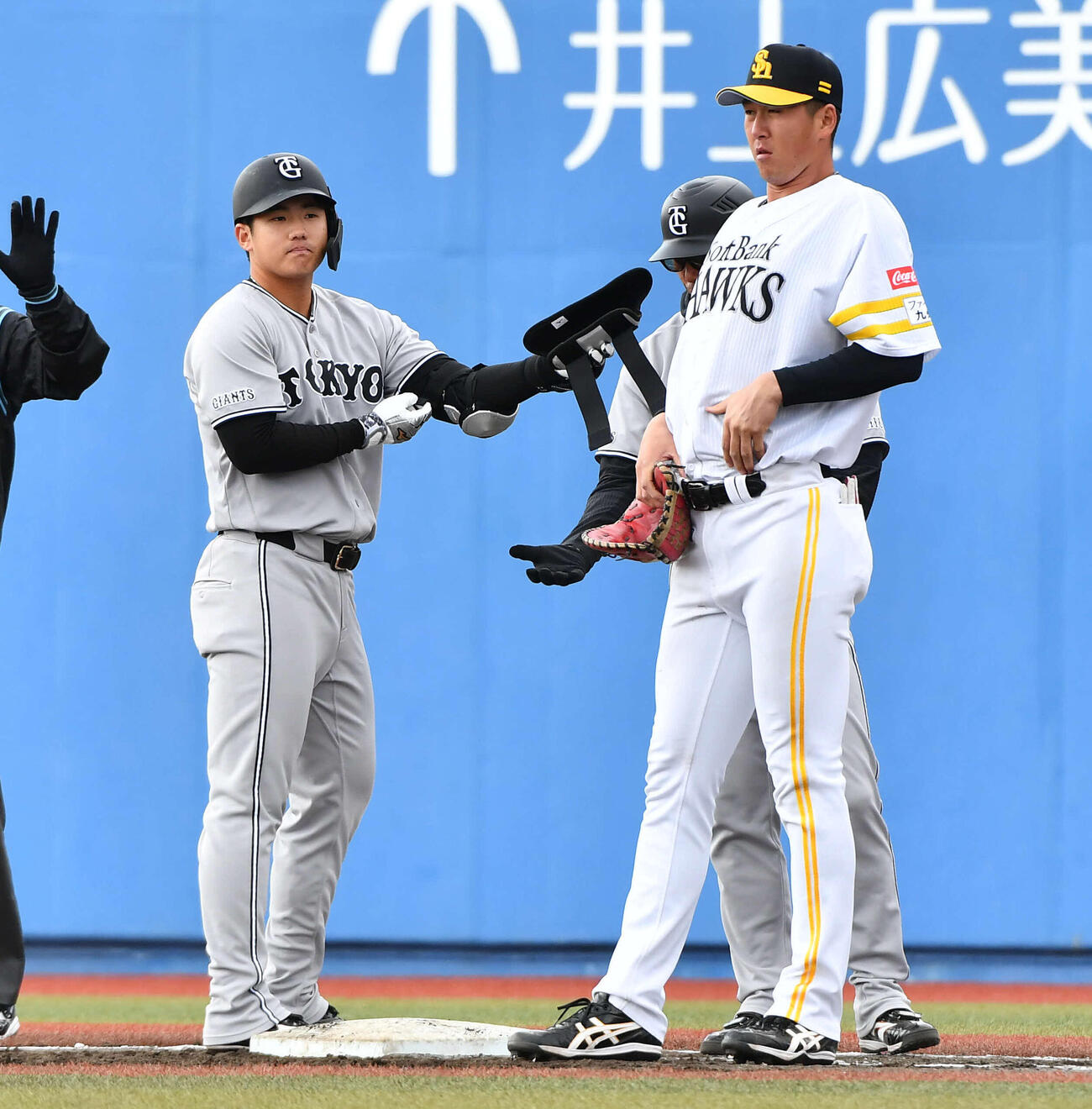 ソフトバンク対巨人　2回表巨人2死一、三塁、先制の右前適時打を放った石塚（左）。右は秋広（撮影・岩下翔太）