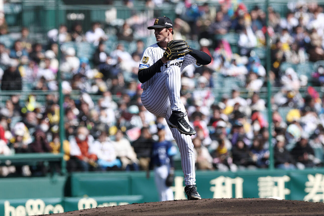 阪神対西武　力投する阪神先発のルーカス（撮影・前田充）