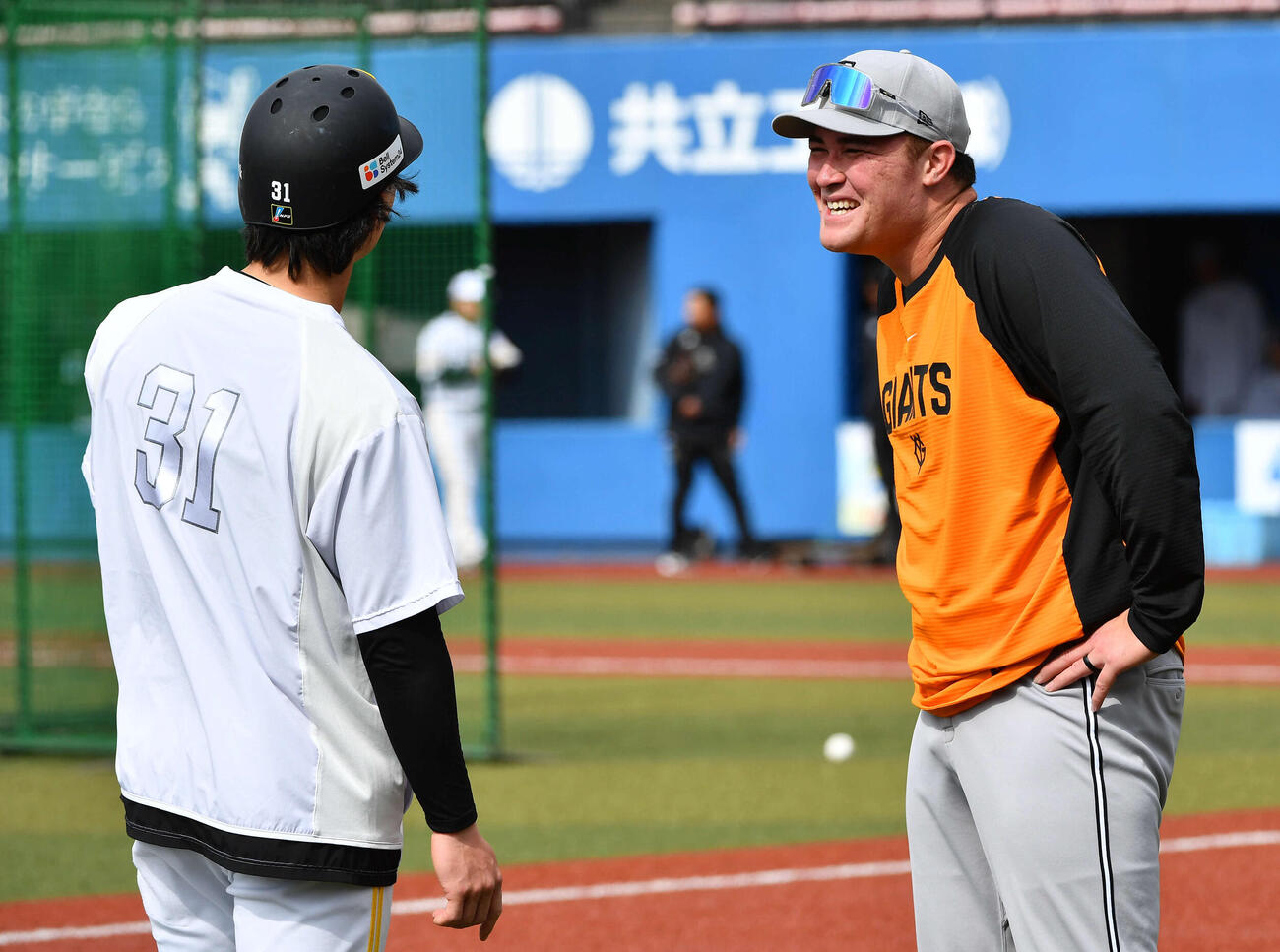 ソフトバンク対巨人　試合前、ソフトバンク正木（左）と談笑する巨人リチャード（撮影・岩下翔太）