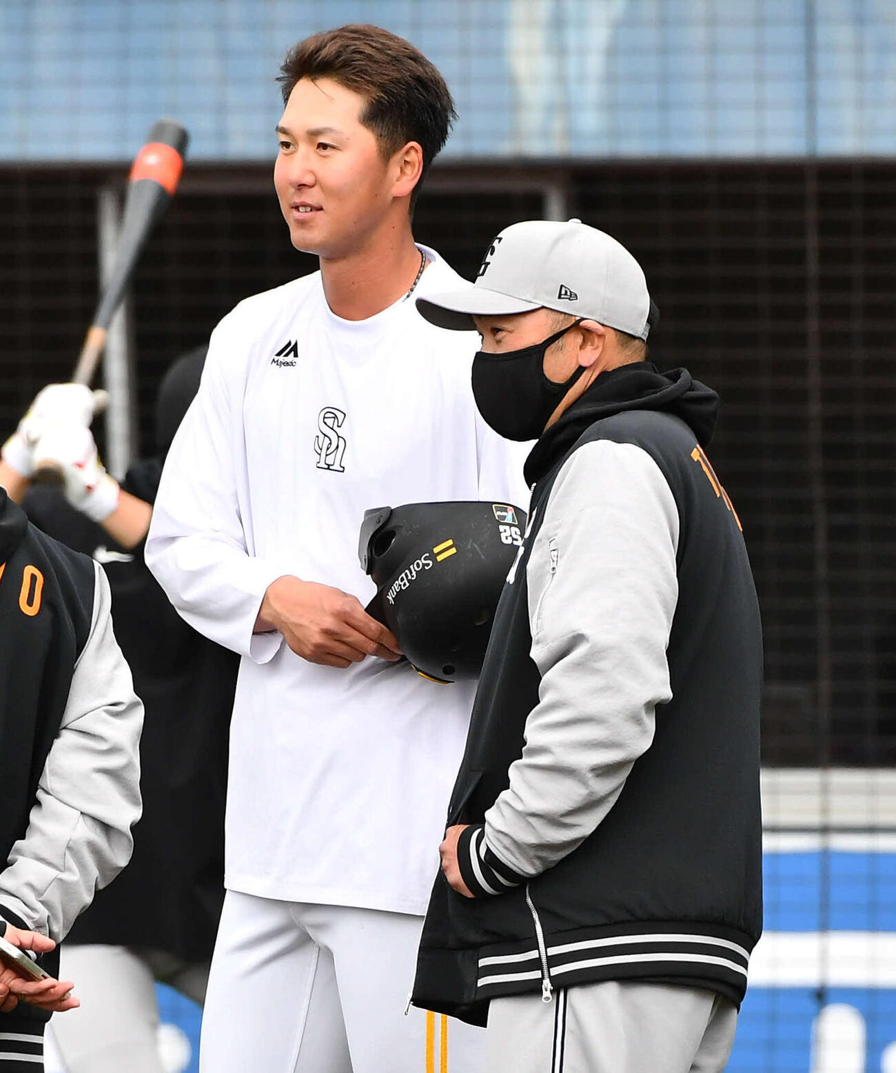 ソフトバンク対巨人　試合前、ソフトバンク秋広（左）と話す巨人阿部監督（撮影・岩下翔太）