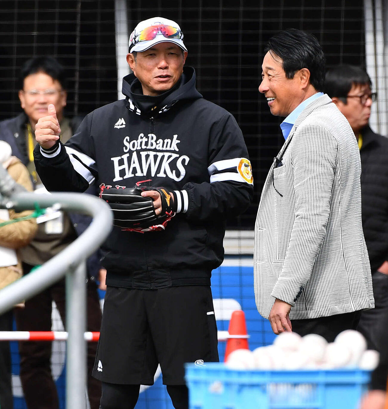 ソフトバンク対巨人　試合前、宮本和知氏（右）と話すソフトバンク小久保監督（撮影・岩下翔太）