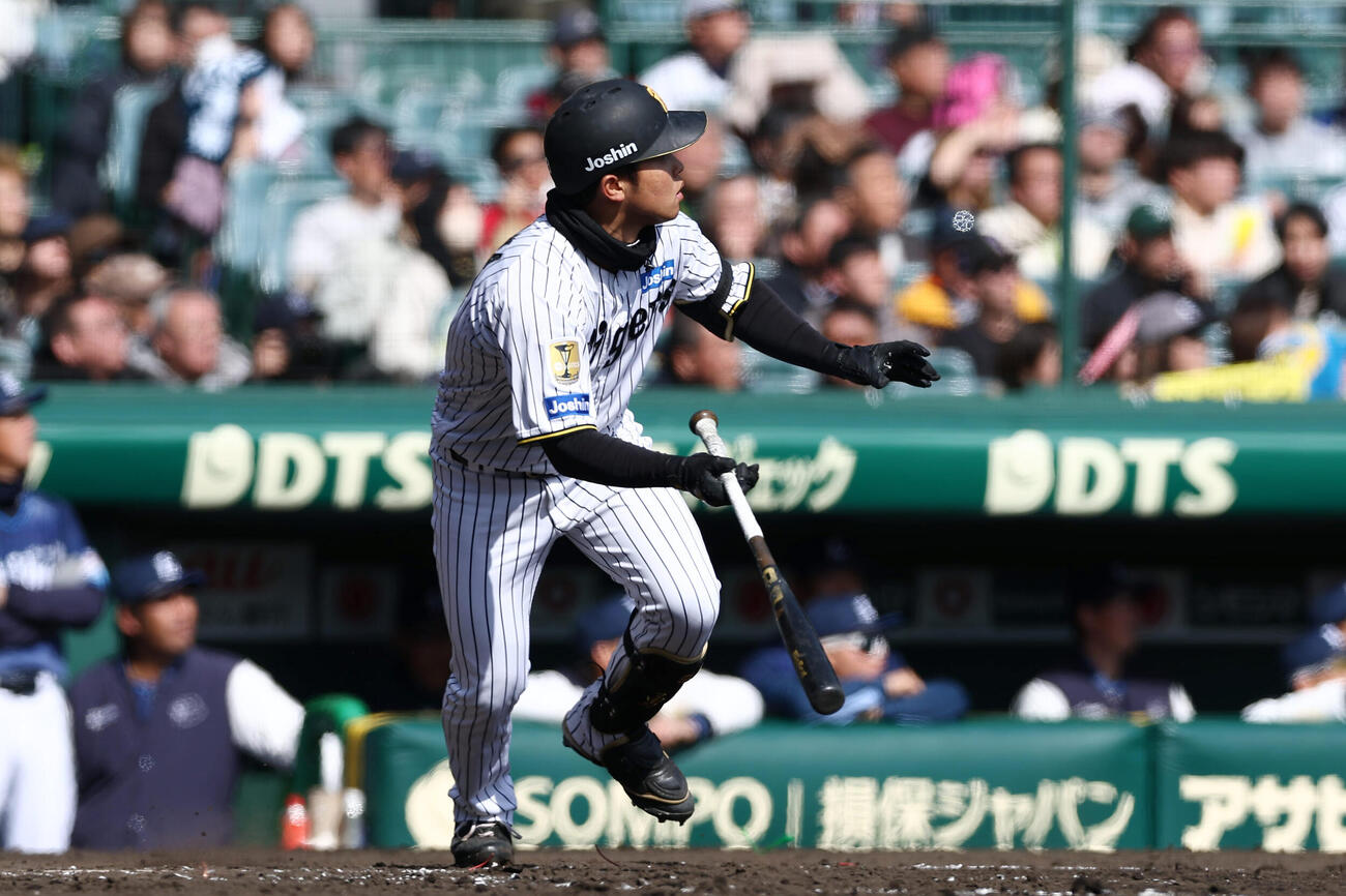 阪神対西武　4回裏阪神1死、左越え本塁打を放つ中川（撮影・前田充）