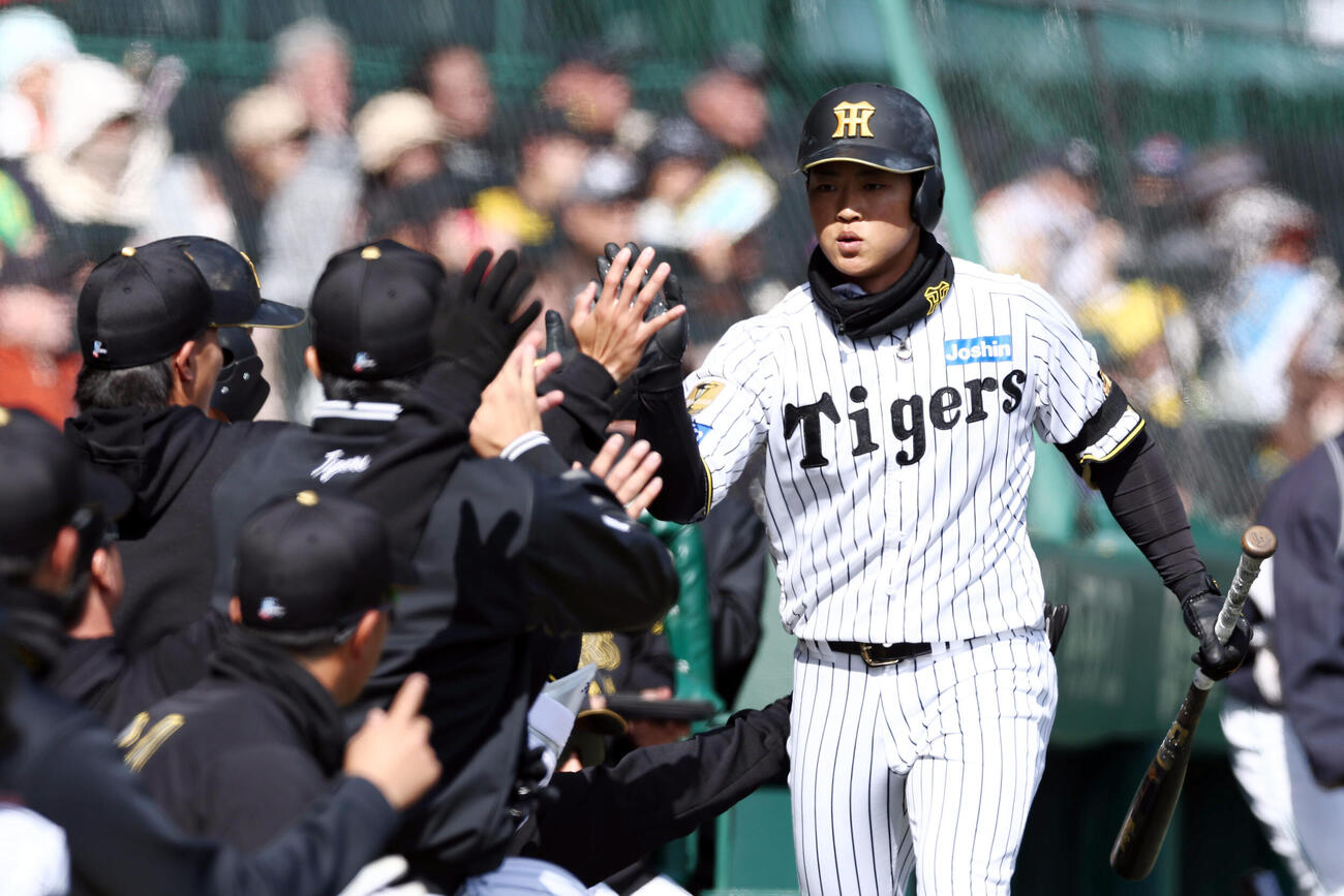 阪神対西武　4回裏阪神1死、左越え本塁打を放ちナインに迎えられる中川（撮影・前田充）