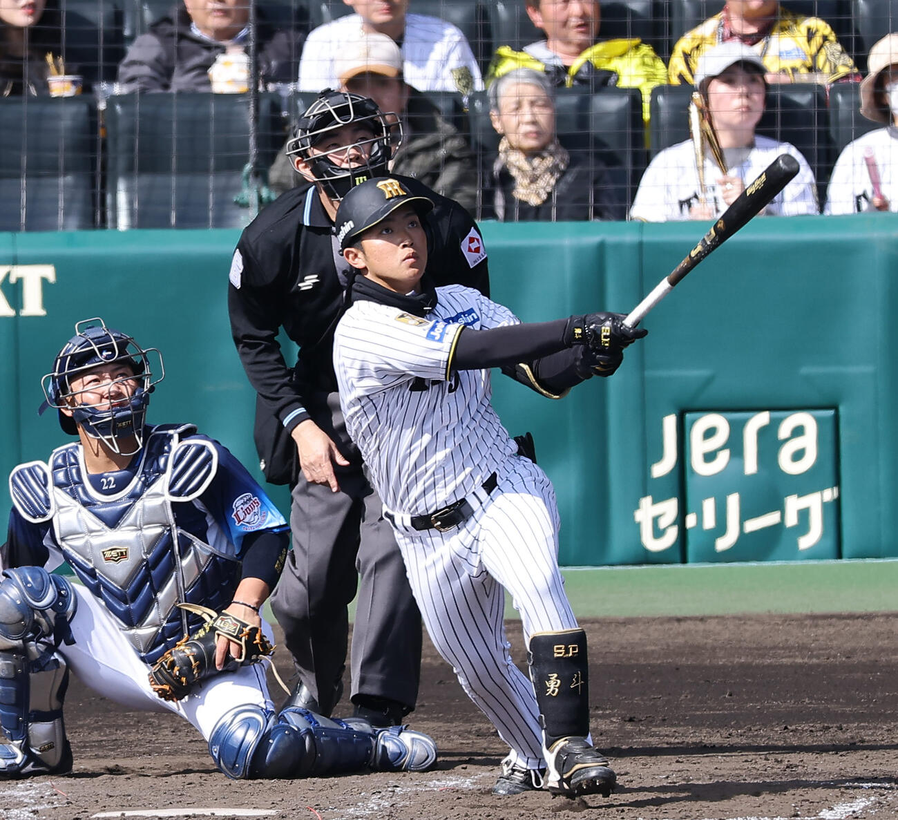 阪神対西武　4回裏阪神1死、中川は左越えに先制ソロ本塁打を放つ（撮影・上田博志）
