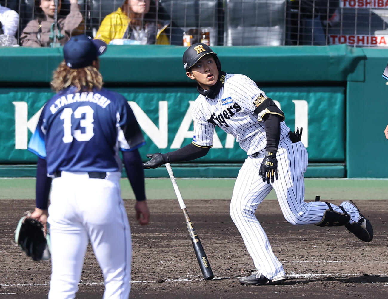 阪神対西武　4回裏阪神1死、中川は左越えに先制ソロ本塁打を放つ（撮影・上田博志）