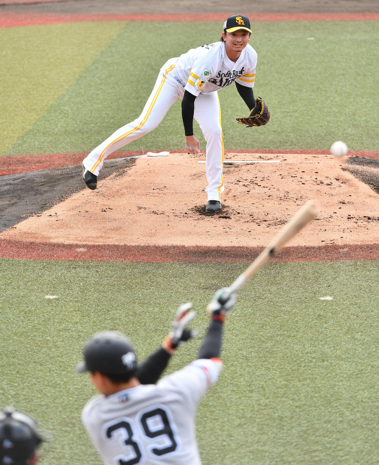 ソフトバンク対巨人　1回表巨人2死、皆川を二ゴロに抑える東浜（撮影・岩下翔太）