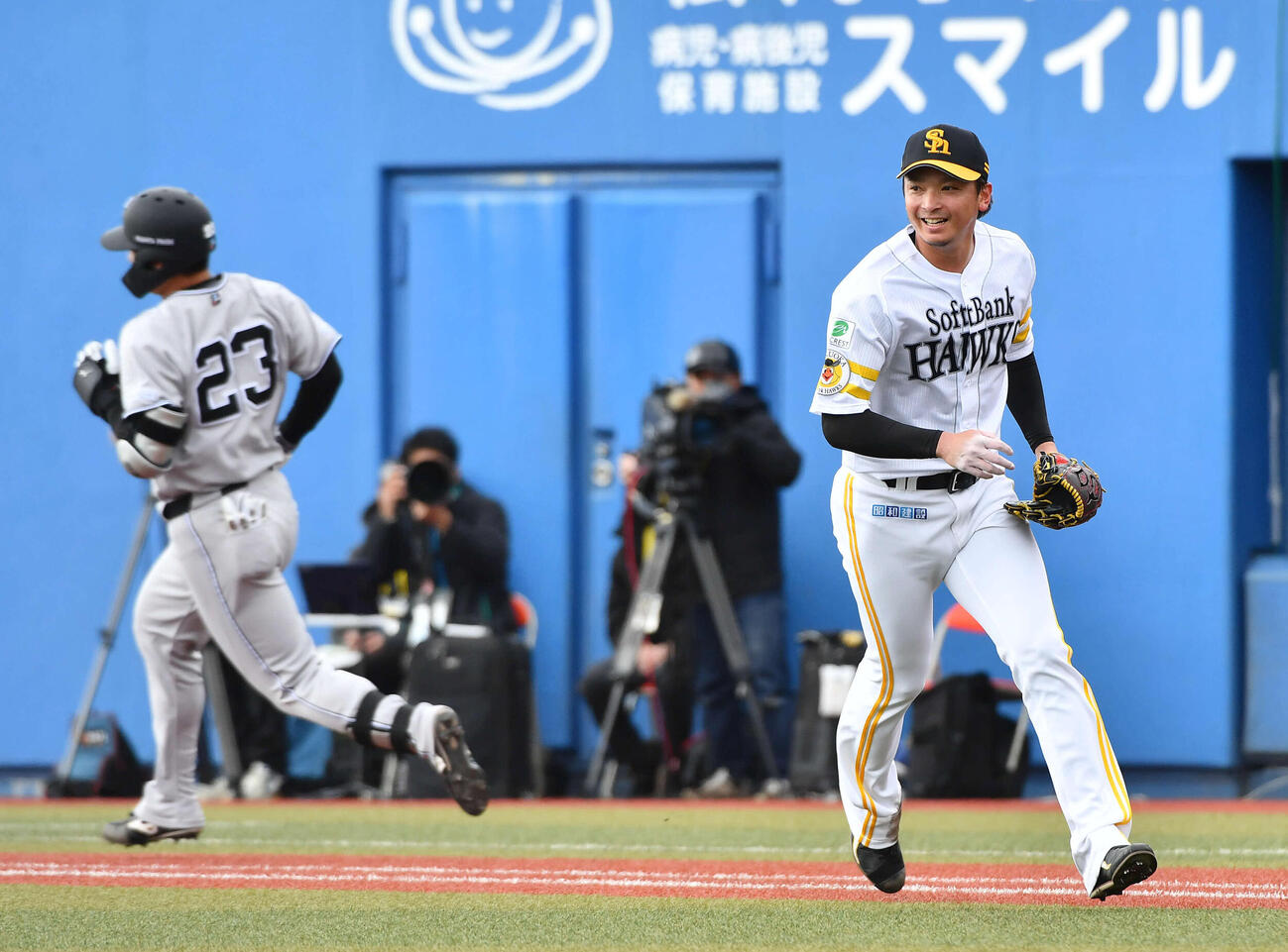 ソフトバンク対巨人　2回表巨人2死一、三塁、石塚（左）に先制の右前適時打を打たれた東浜（撮影・岩下翔太）