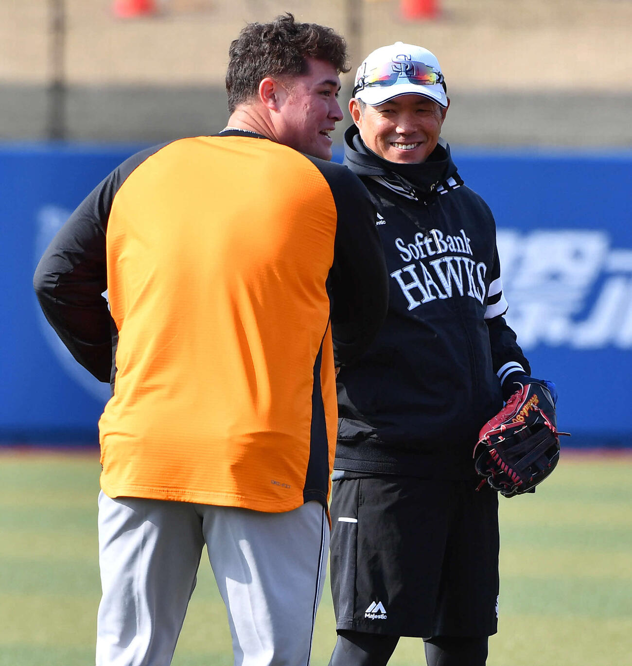 ソフトバンク対巨人　試合前、巨人リチャード（左）からあいさつされ、笑顔を見せるソフトバンク小久保監督（撮影・岩下翔太）