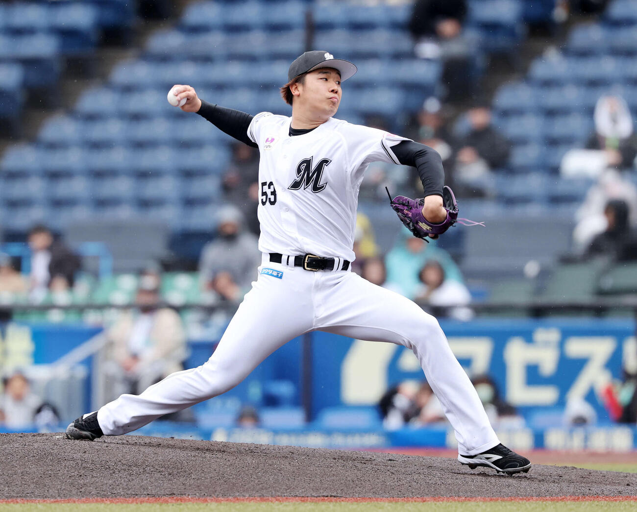 ロッテ対オリックス　力投するロッテ先発の木村（撮影・鈴木正人）　