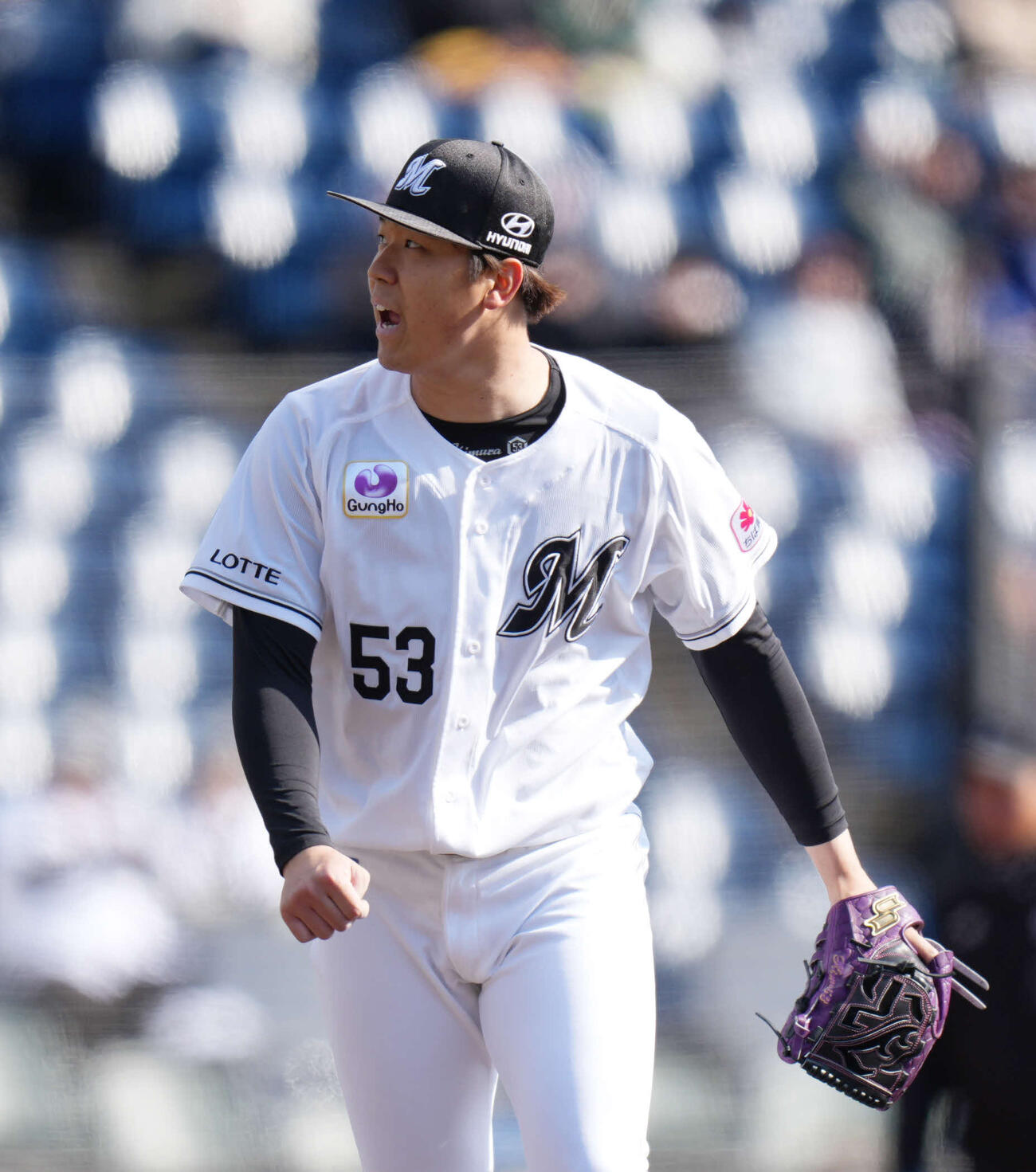 ロッテ対オリックス　5回表を3人で抑え声を上げるロッテ木村（撮影・増田悦実）