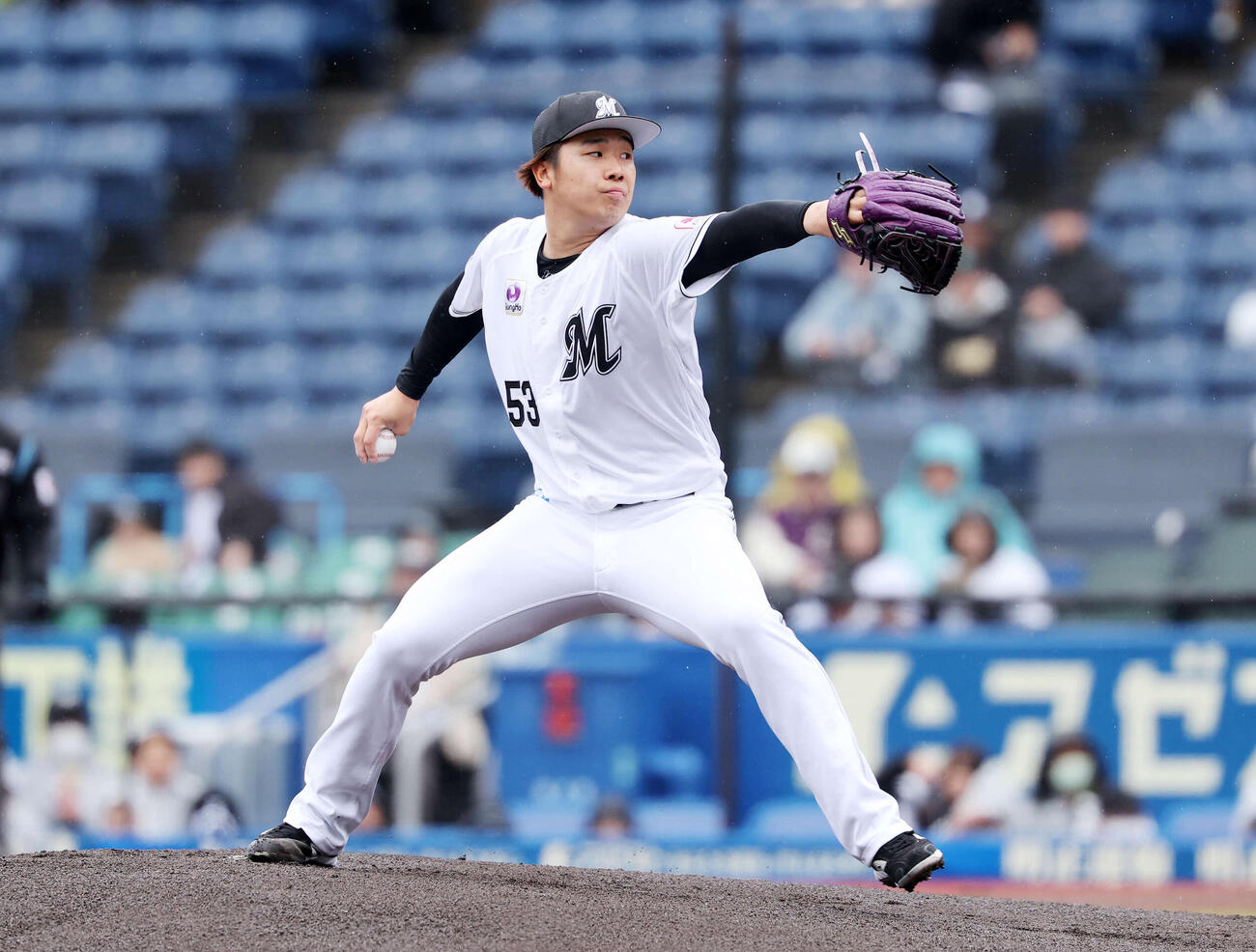 ロッテ対オリックス　力投するロッテ先発の木村（撮影・鈴木正人）　