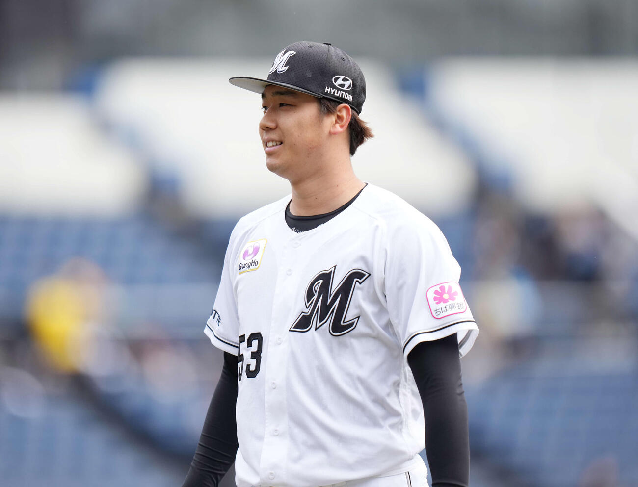 ロッテ対オリックス　3回表を併殺で終え笑顔でベンチへ戻るロッテ木村（撮影・増田悦実）