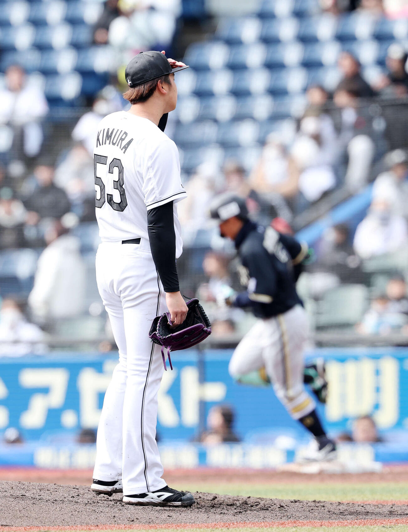 ロッテ対オリックス　4回表オリックス無死、西川（右）に右越えソロ本塁打を放たれたロッテ木村（撮影・鈴木正人）　