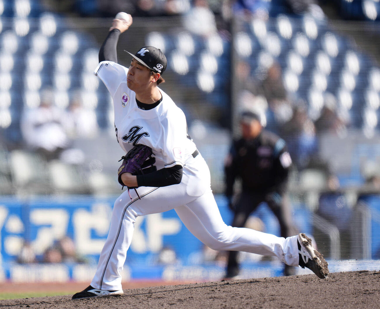ロッテ対オリックス　先発し力投するロッテ木村（撮影・増田悦実）