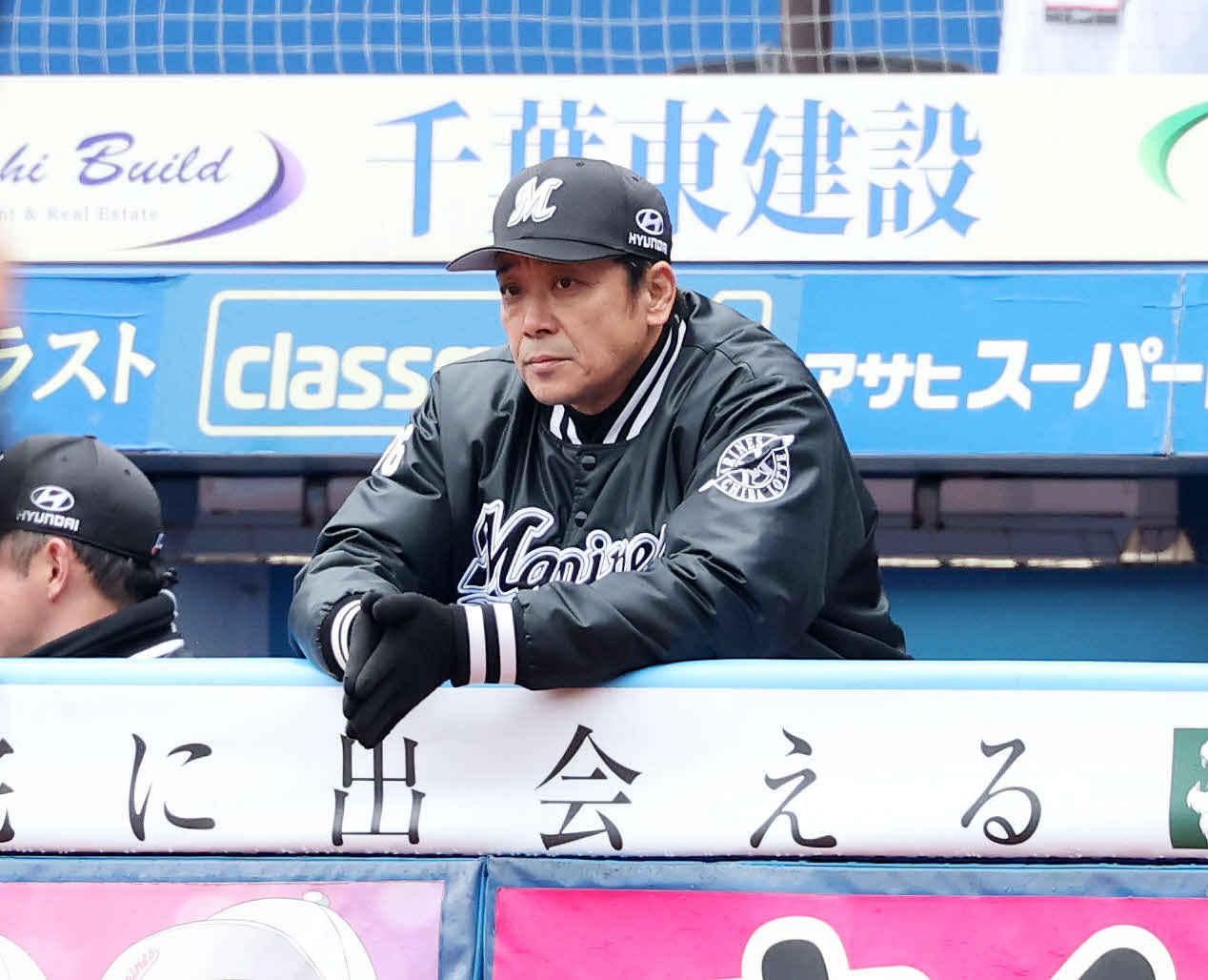 ロッテ対オリックス　2回裏、戦況を見つめるロッテサブロー監督（撮影・鈴木正人）　