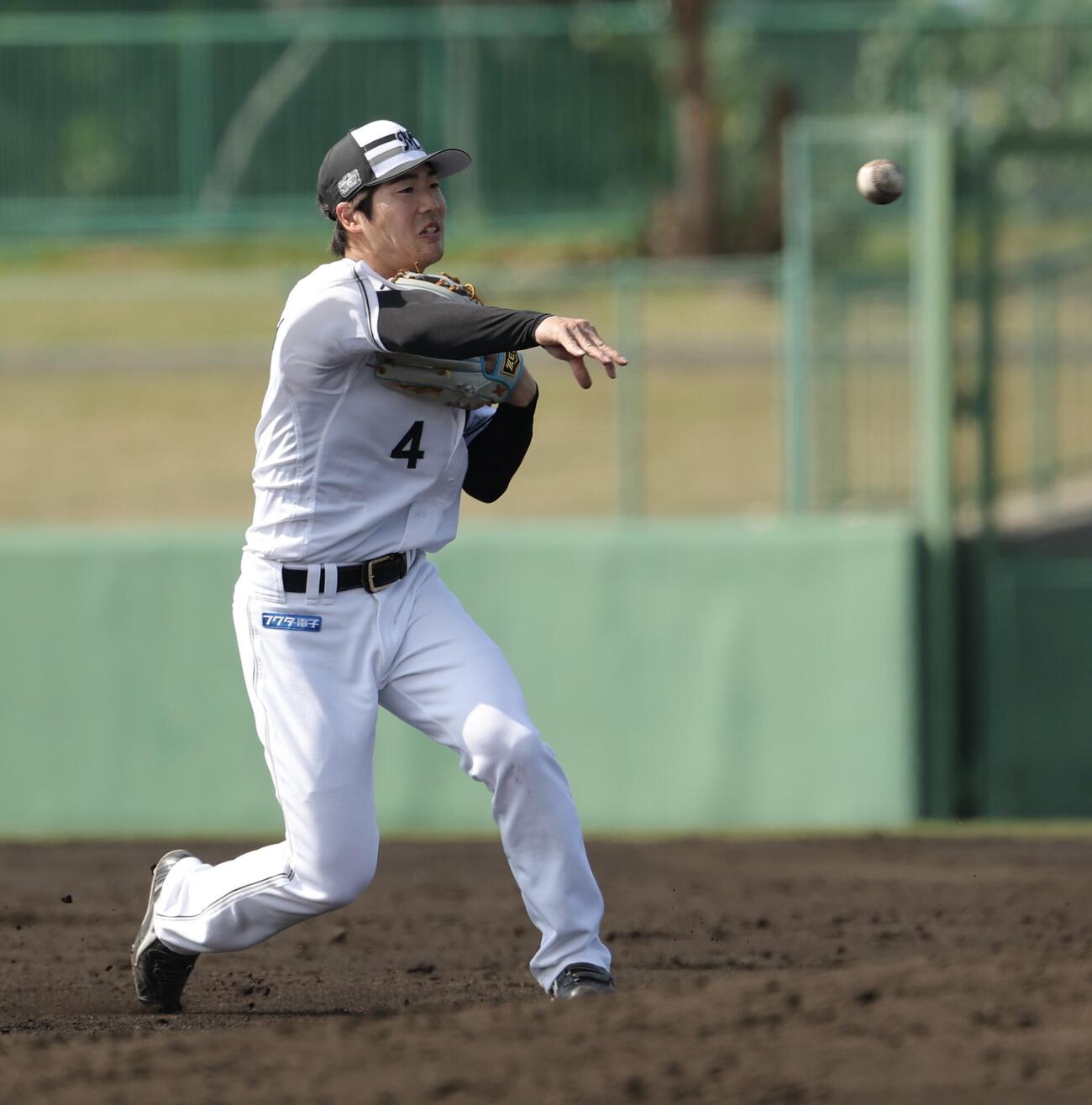 シートノックを受けるロッテ友杉（撮影・河田真司）
