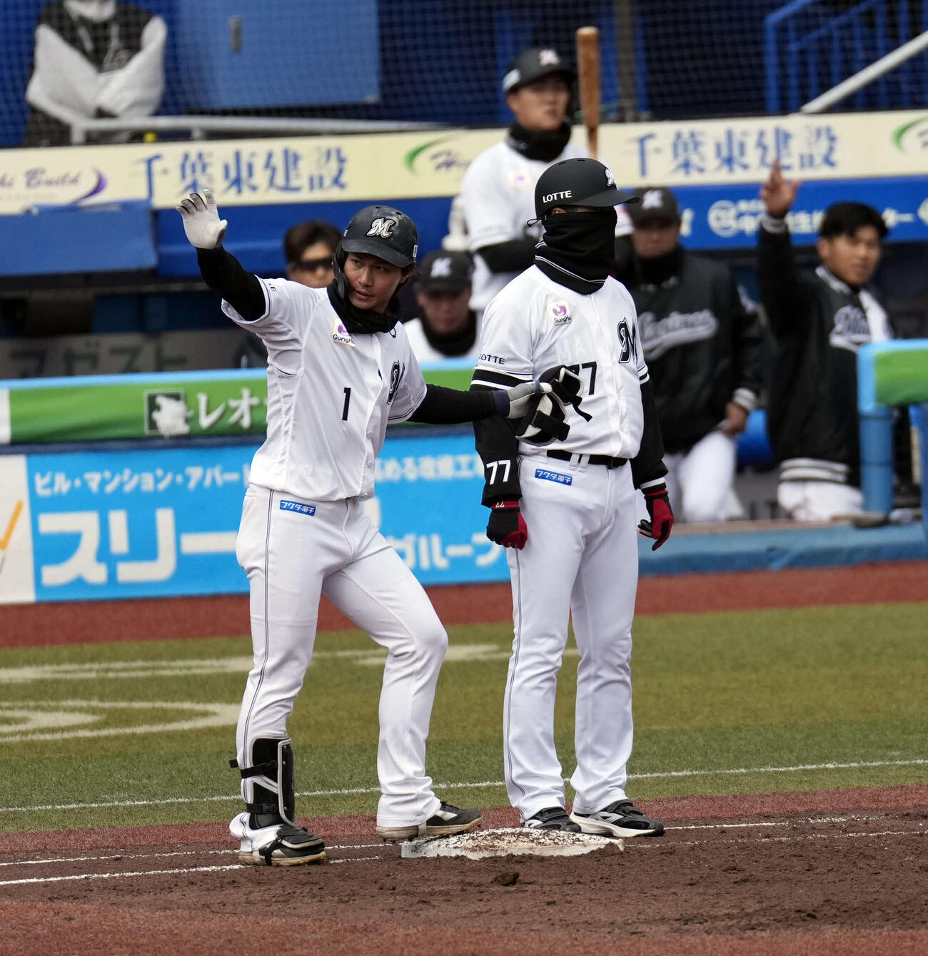 ロッテ対オリックス　3回裏ロッテ1死二塁、適時打をを放つ藤原（左）（撮影・小島史椰）