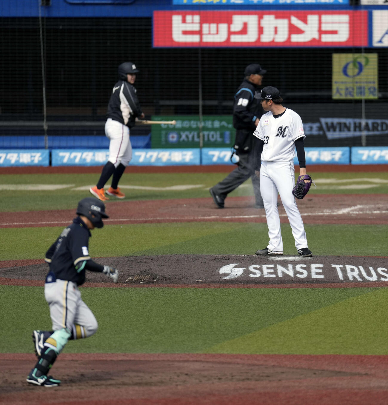 ロッテ対オリックス　4回表オリックス無死、西川に本塁打を放たれガックリするロッテ木村（右）（撮影・小島史椰）